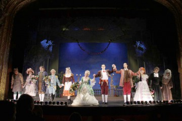 150 de vârstnici din Constanţa, duşi la „Nunta lui Figaro”